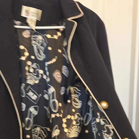 Black and Gold Blazer with Tailored Silhouette - Picture 4 of 8